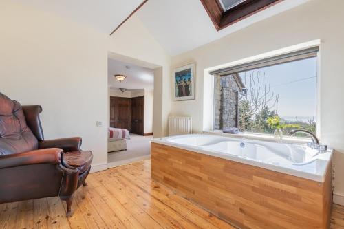 Ruang duduk di Bayview House Silverdale