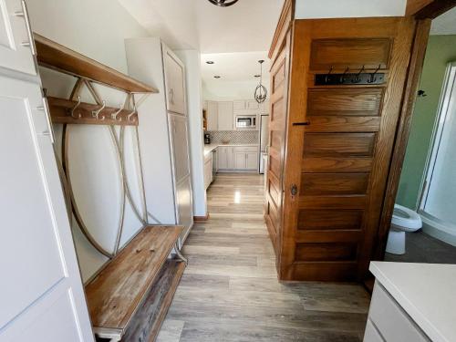 ミラーズバーグにある4BR-Beautiful Historic Homeの木の扉のある家の廊下