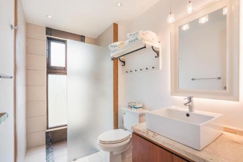 Ένα μπάνιο στο Unique gem penthouse in playa bonita