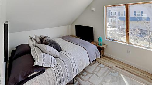 a bedroom with a bed and a window at Sparrowhawk House in Yarmouth