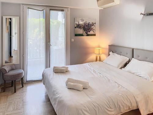 une chambre avec un grand lit avec deux oreillers dessus dans l'établissement Emplacement idéal, terrasse vue mer 227L LHOT, à Cannes
