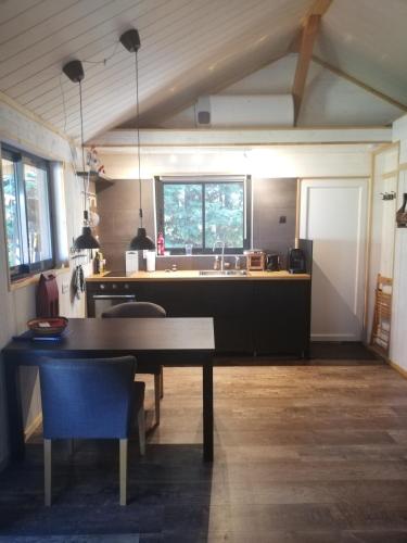 - une cuisine avec une table et un évier dans l'établissement Charmante cabane à la ferme, à 15 min de Moissac, à Moissac
