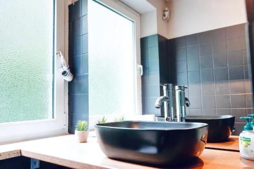a bathroom with a black bowl sink on a counter at Naturnahes Apartment- 3 Betten-Waschmaschine-Parkplatz-Balkon in Wolfsburg