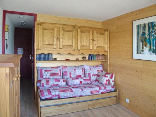 Cette chambre comprend un lit avec des boîtes. dans l'établissement Studio cosy pour 2 personnes avec balcon à La Plagne, proche pistes - FR-1-353-109, à La Plagne Tarentaise