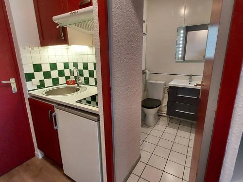 une petite salle de bain avec un lavabo et des toilettes dans l'établissement Studio cosy pour 2 personnes avec balcon à La Plagne, proche pistes - FR-1-353-109, à La Plagne Tarentaise