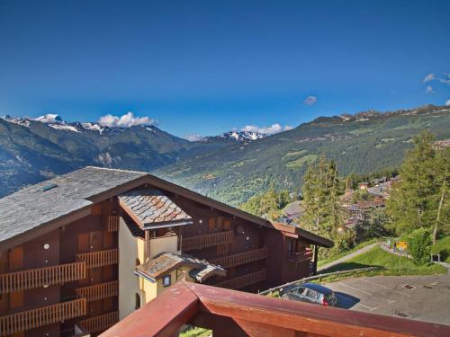 - un bâtiment avec vue sur la montagne dans l'établissement Studio cosy pour 2 personnes avec balcon à La Plagne, proche pistes - FR-1-353-109, à La Plagne Tarentaise