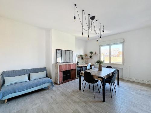 - un salon avec un canapé et une table à manger dans l'établissement Appartement Dunkerque hyper centre, à Dunkerque