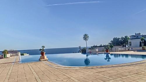 une piscine avec vue sur l'eau dans l'établissement Francia - T2 30m2 - Piscine - Vue mer, à Cannes