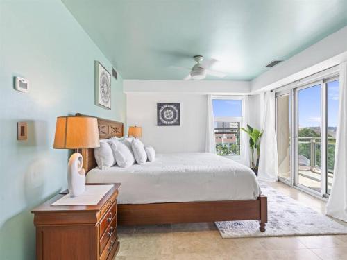 Un dormitorio con una cama y una ventana grande en Oceanfront Escape At Aqua Mirage Condo!, en Cupecoy