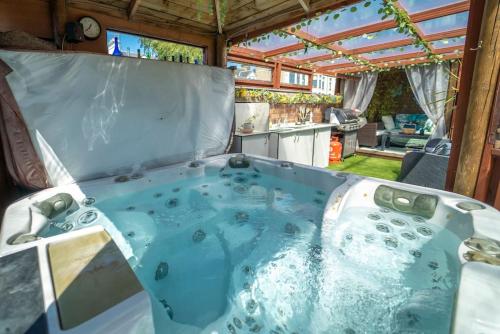 a hot tub in the middle of a backyard at Stunning Central Villa by Golf Course & Beach in Leven-Fife