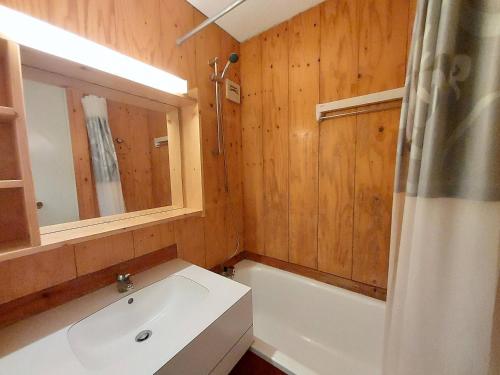 une salle de bain avec une baignoire, un lavabo et un miroir dans l'établissement Charmant 2P, 5 Pers, Centre La Plagne, Parking, Casier à Skis - FR-1-353-127, à La Plagne Tarentaise
