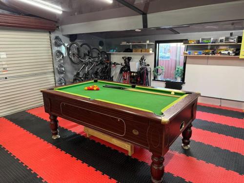 a room with a pool table in a room with at Stunning Central Villa by Golf Course & Beach in Leven-Fife
