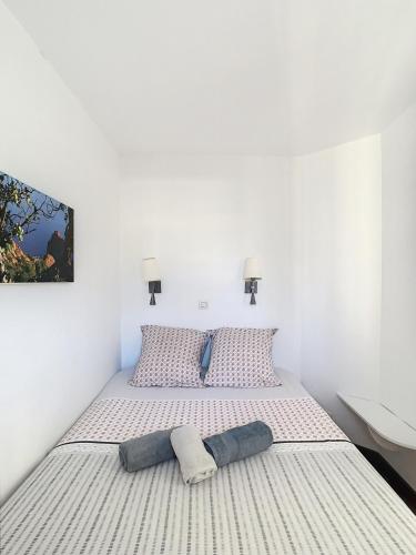- une chambre blanche avec un grand lit et 2 oreillers dans l'établissement Francia - T2 30m2 - Piscine - Vue mer, à Cannes
