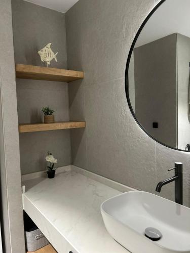 ein Badezimmer mit Waschbecken und Spiegel in der Unterkunft Apartamento Moderno, centro de Ciudad Real in Ciudad Real