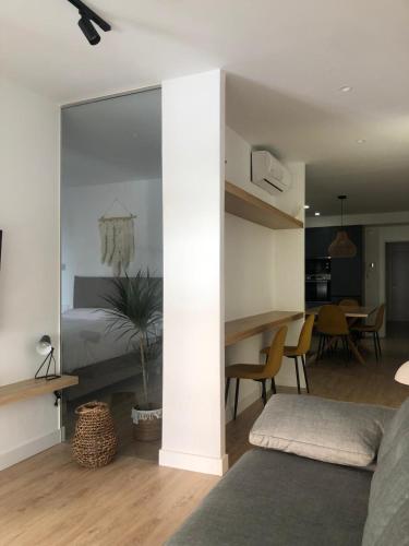 ein Schlafzimmer mit Bett und ein Esszimmer in der Unterkunft Apartamento Moderno, centro de Ciudad Real in Ciudad Real