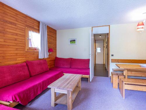 un salon avec un canapé rouge et une table dans l'établissement Appartement 2 pièces à Valmorel, skis aux pieds, balcon, note 7,07/10, animaux acceptés - FR-1-356-201, à Valmorel
