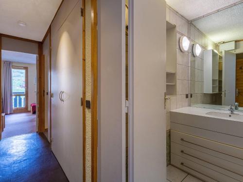 une salle de bain avec un lavabo et un miroir dans l'établissement Appartement 2 pièces à Valmorel, skis aux pieds, balcon, note 7,07/10, animaux acceptés - FR-1-356-201, à Valmorel