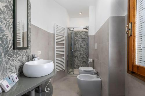 a bathroom with a sink and a toilet at Chianti Villa Chicco, piscina privata, ampio giardino, BBQ e parcheggio in Greve in Chianti