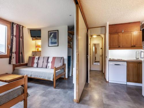 Cette petite chambre comprend un lit et une cuisine. dans l'établissement Duplex rénové skis aux pieds, animaux admis à Valmorel - FR-1-356-294, à Valmorel