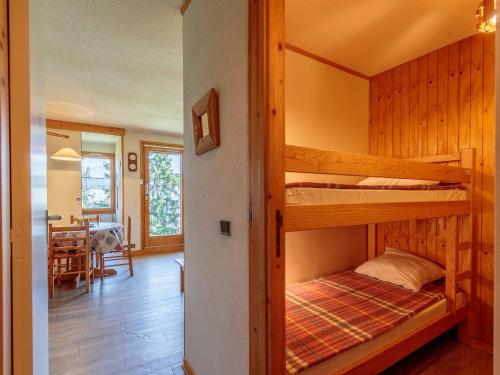 - une chambre avec 2 lits superposés et une salle à manger dans l'établissement Studio cabine 3 pers avec terrasse, près des pistes, animaux acceptés - FR-1-353-6, à La Plagne
