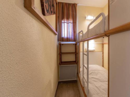 une petite chambre avec deux lits superposés et une fenêtre dans l'établissement Studio cosy pour 4 pers. avec balcon, proche pistes - FR-1-353-36, à La Plagne