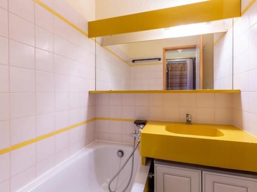 La salle de bains est pourvue d'un lavabo jaune et d'une baignoire. dans l'établissement Studio cosy pour 4 pers. avec balcon, proche pistes - FR-1-353-36, à La Plagne