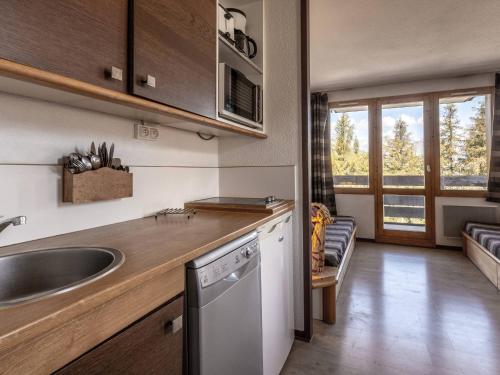 une cuisine avec un évier et un comptoir dans l'établissement Studio cosy pour 4 pers. avec balcon, proche pistes - FR-1-353-36, à La Plagne