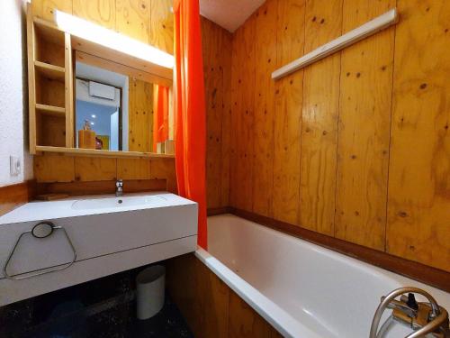 une salle de bain avec une baignoire et un lavabo dans l'établissement Appartement cosy à La Plagne - 4 pers, balcon, animaux admis - FR-1-353-41, à La Plagne