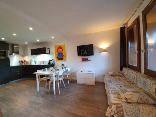 un salon avec un canapé et une table dans l'établissement Appartement cosy à La Plagne - 4 pers, balcon, animaux admis - FR-1-353-41, à La Plagne