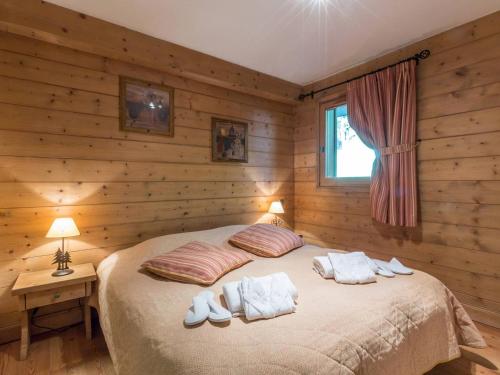 a bedroom with a bed with towels on it at Appartement de standing 8 pers avec piscine, spa, parking inclus - FR-1-461-1 in Saint-Martin-de-Belleville