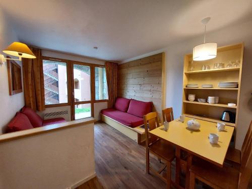 un salon avec un canapé rouge et une table dans l'établissement Appartement 6 pers, 2 logements communicants, 2 terrasses, animaux admis - FR-1-353-64, à La Plagne