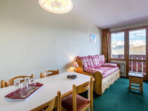 un salon avec une table et un canapé dans l'établissement Appart cosy pour 5 pers avec balcon proche pistes et commerces - FR-1-353-68, à La Plagne