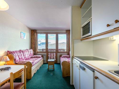 une cuisine et un salon avec un canapé dans l'établissement Appart cosy pour 5 pers avec balcon proche pistes et commerces - FR-1-353-68, à La Plagne