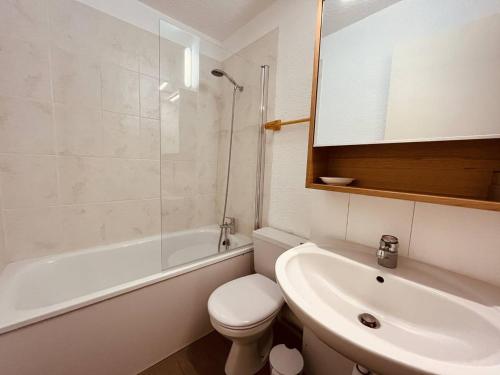 une salle de bain avec un lavabo, des toilettes et une baignoire dans l'établissement Studio cosy pour 2 pers., terrasse, animaux admis - FR-1-353-12, à La Plagne