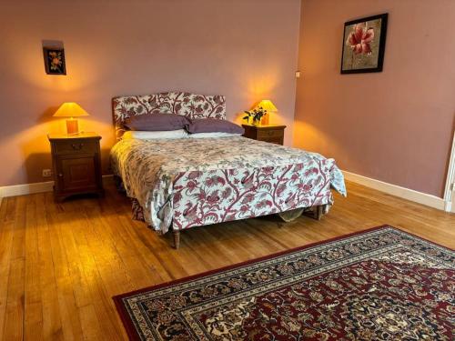 une chambre avec un lit et deux tables de nuit avec lampes dans l'établissement Right on the river- 4 bedroom house centre of town, à Aigre