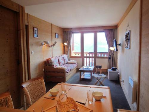 un salon avec une table et un canapé dans l'établissement Appartement spacieux 3 pièces, 6 pers, La Plagne - FR-1-353-33, à La Plagne