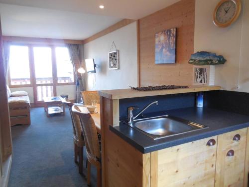 une cuisine avec un évier et un salon dans l'établissement Appartement spacieux 3 pièces, 6 pers, La Plagne - FR-1-353-33, à La Plagne
