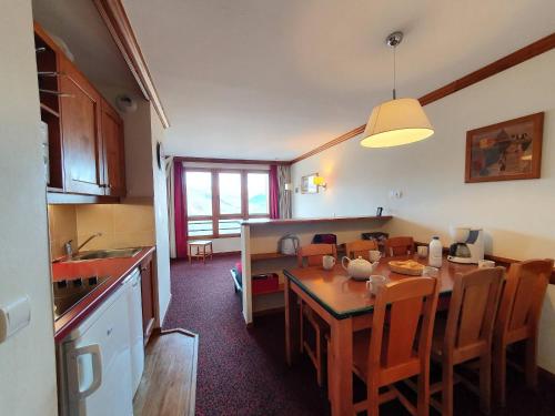 une cuisine et une salle à manger avec une table et des chaises dans l'établissement Charmant T3 à La Plagne-Tarentaise pour 6 personnes, balcon, idéal pour vacances ski - FR-1-353-79, à Montchavin