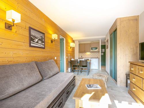 un salon avec un canapé et une table dans l'établissement Appartement cosy 2 pièces, 5 pers, balcon, La Plagne - FR-1-353-81, à Montchavin