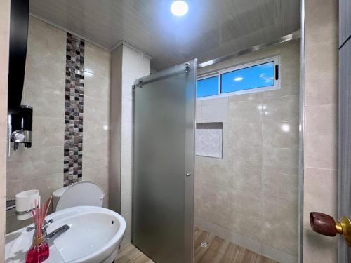 a bathroom with a shower and a toilet and a sink at Hospedaje Casa Rueda in Barranquilla