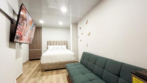 a living room with a couch and a bed at Hospedaje Casa Rueda in Barranquilla