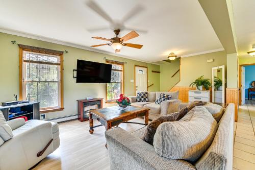 Imagen de la galería de Dog-Friendly Lake George Home 3 Mi to Beach!, en Lake George