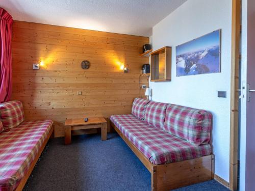 un salon avec un canapé et une table dans l'établissement Duplex cosy pour 6 à La Plagne, au pied des pistes - FR-1-353-8, à La Plagne