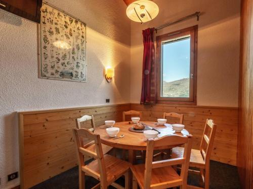 une salle à manger avec une table et des chaises en bois dans l'établissement Duplex cosy pour 6 à La Plagne, au pied des pistes - FR-1-353-8, à La Plagne