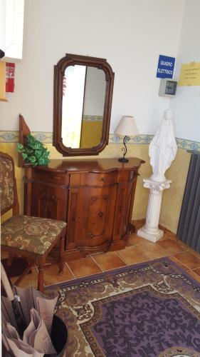 a mirror on top of a dresser in a room at B&B da Pietro in Calascibetta