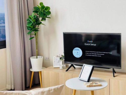 Televisyen dan/atau pusat hiburan di 2001BTS On Nut Sukhumvit 87 Residence Duplex