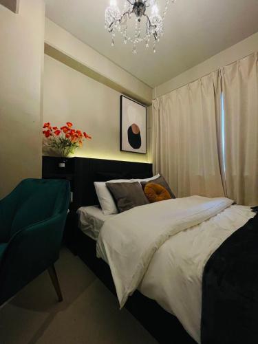 a bedroom with two beds and a chandelier at e-hostel 心斎橋 406 in Osaka