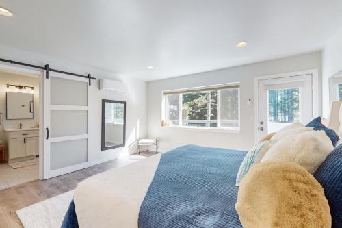 una camera da letto con un letto e due finestre di Fjord Luxury Golf Retreat a Union