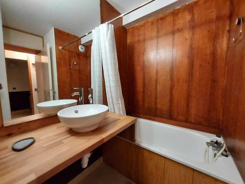 La salle de bains est pourvue d'un lavabo, d'une baignoire et d'une baignoire. dans l'établissement Studio divisible pour 4 personnes, centre station, animaux admis - FR-1-353-103, à La Plagne Tarentaise