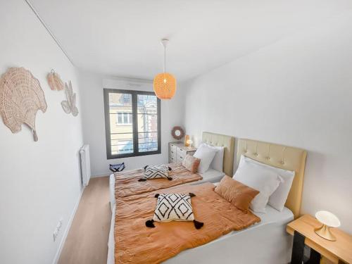 a living room with a couch and a bed at Le Repos Chartrain in Chartres